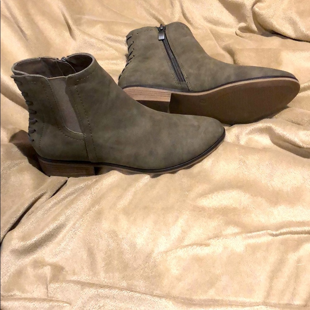 Limelight size 7 booties taupe